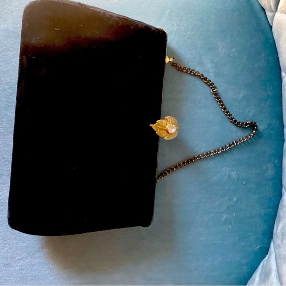 Stunning vintage black evening bag with a jewelry like closure detail an… - Picture 1 of 7